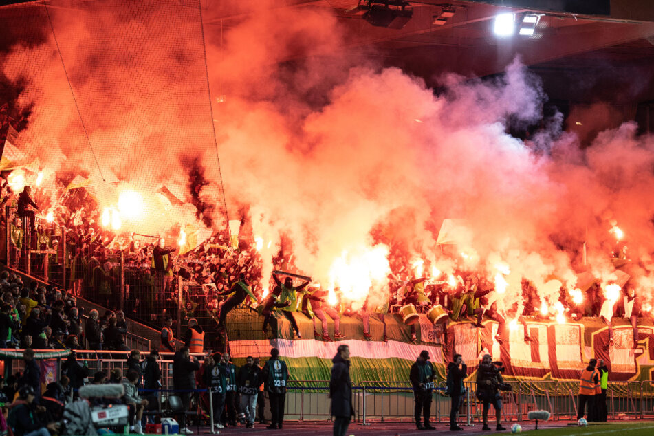Die VfL-Anhänger zündeten bei der Partie gegen Braunschweig Pyrotechnik.