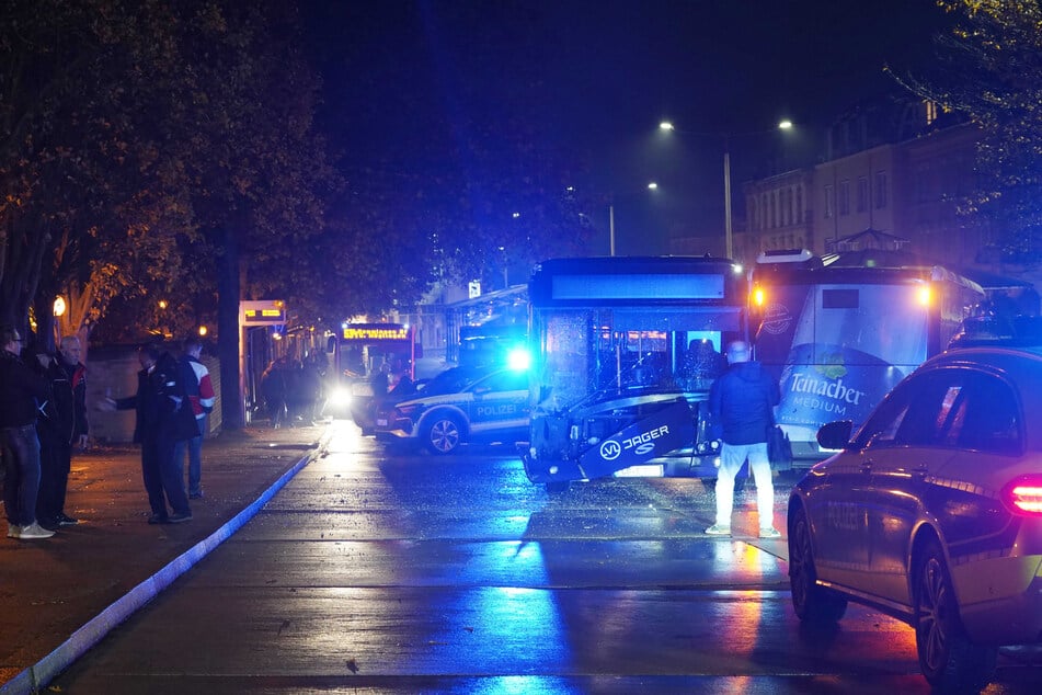 Bei einem Unfall mit drei Bussen am ZOB ist laut einem Sprecher des Polizeipräsidiums ein Mensch schwer verletzt worden.