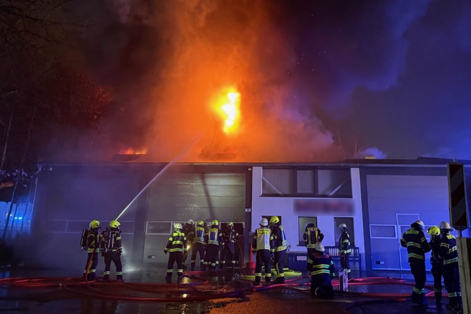 Hamburg: Lagerhalle steht in Flammen: Feuerwehr im Großeinsatz