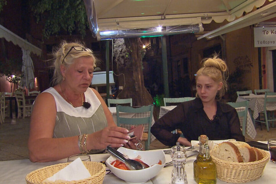 Zwischen Nesthäkchen Loredana (22) und Mama Silvia (61) herrscht derzeit dicke Luft.