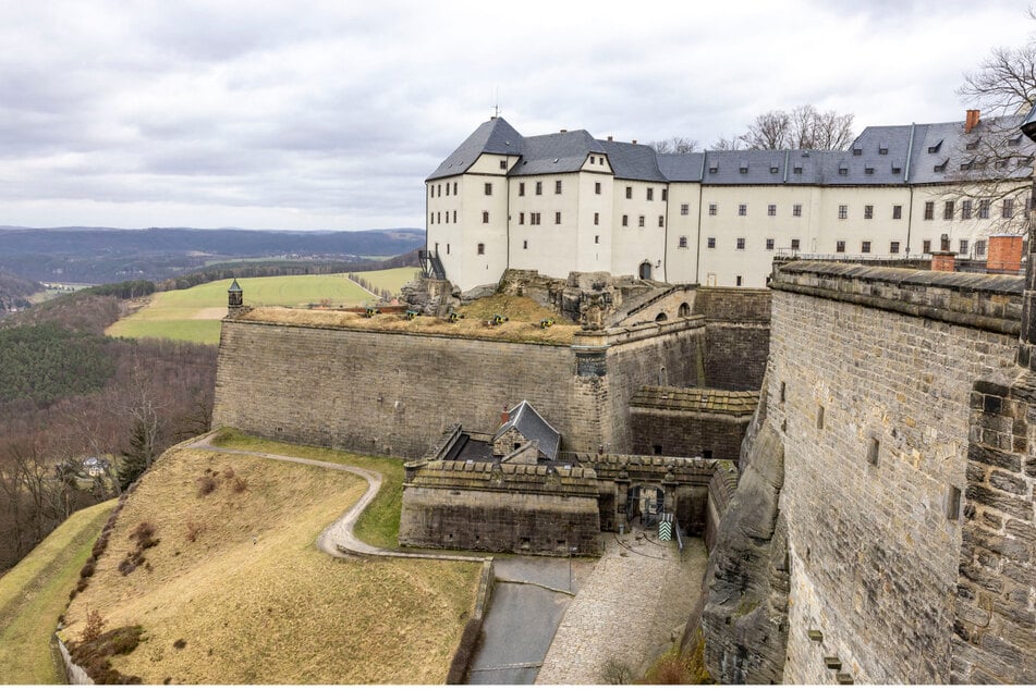 Hoch über der Elbe erhebt sich die Festung Königstein.