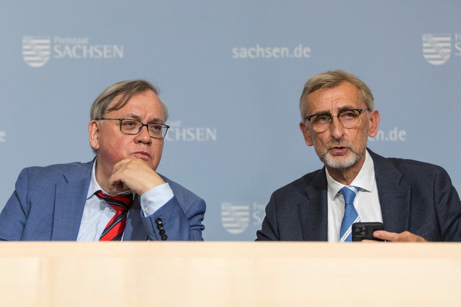 Verfassungsschutz-Chef Dirk-Martin Christian (63, v.l.) und Innenminister Armin Schuster (64,CDU) sorgen sich um zunehmende Radikalisierung in Sachsen.