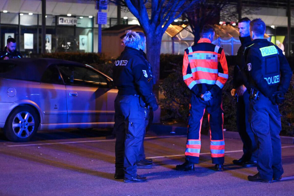 Kurz hinter der Landesgrenze Berlins hat die Polizei einen Sanitäter verhaftet, der bei der Behandlung seiner Frau randalierte.