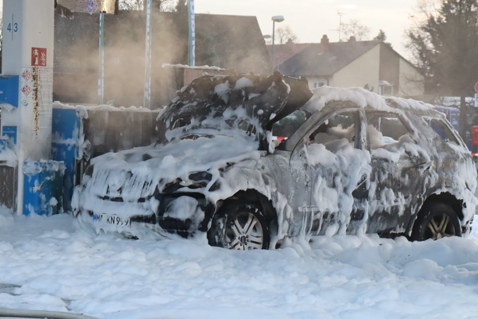 In Mannheim fackelte ein Auto an einer Tankstelle komplett ab.