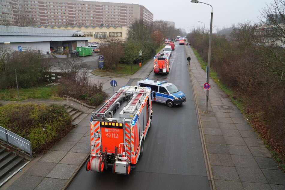 Ein großes Aufgebot von Feuerwehr fuhr am Donnerstagmittag nach Leipzig-Grünau.