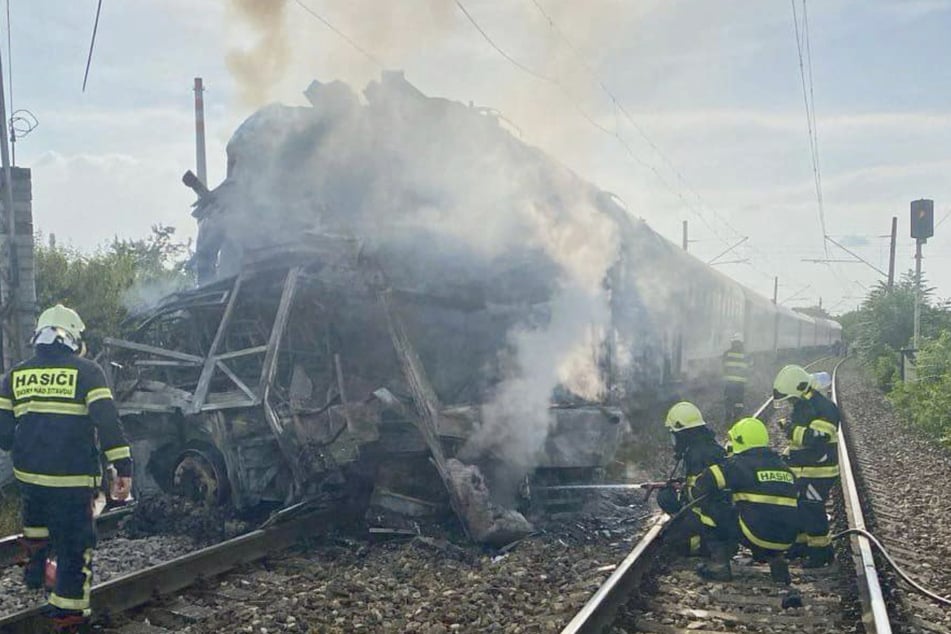 Die Lokomotive des Zuges geriet in Brand, die Feuerwehr musste löschen.