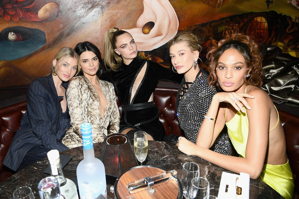 Hailey Bieber (second from r) and Kendall Jenner (second from l) strike a pose with their model friends.