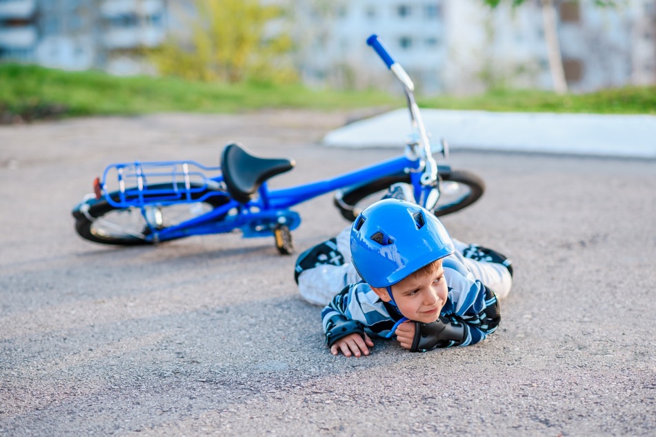 Beim Fahrradfahren lernen ist es ganz normal, dass Dein Kind mal herunterfällt. Umso wichtiger ist es, dass Dein Kind einen Helm und bestenfalls auch Gelenkschoner trägt.