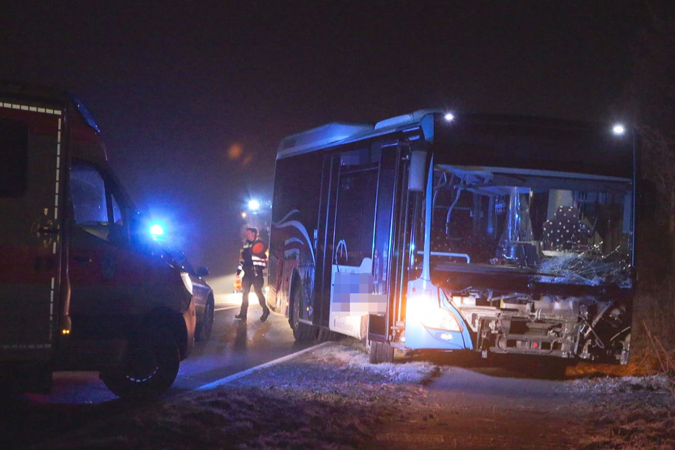 Auto kracht in Linienbus! Fünf Menschen teils lebensgefährlich verletzt