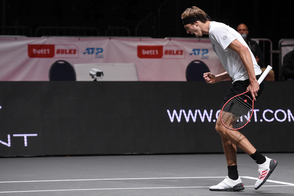 Alexander Zverev (23) hat das Viertelfinale des ATP-Turniers in Köln gewonnen und zieht ins Halbfinale ein.