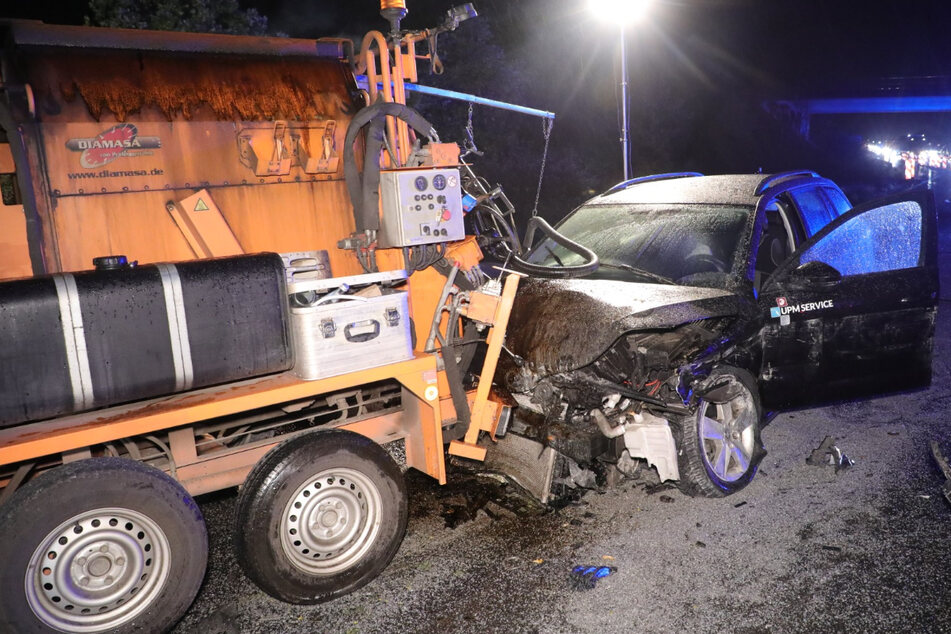 Unfall A4: Heftiger Unfall auf der A4: Skoda prallt gegen Baumaschine, drei Verletzte