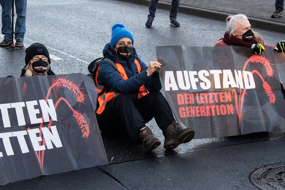 Blockade am Flughafen Frankfurt: Die "letzte Generation" protestiert