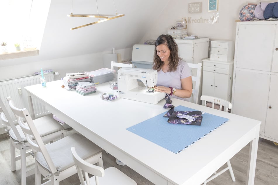Von ihrem ersten "Taschen-Geld" kaufte sich die Designerin dieses Jahr eine neue Nähmaschine mit "richtig Bumms".