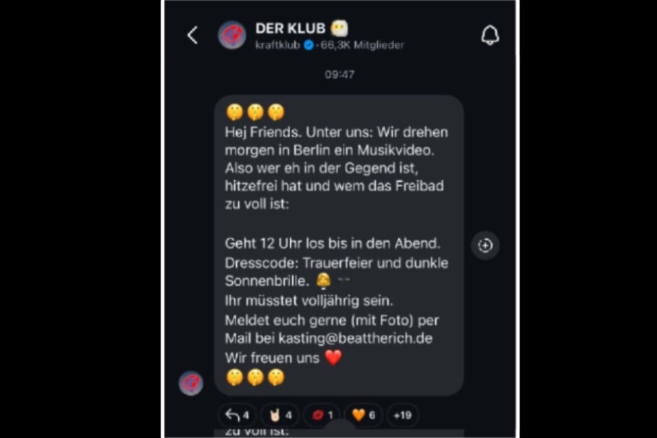 Dresscode für das Musikvideo: Trauerfeier und dunkle Sonnenbrille.