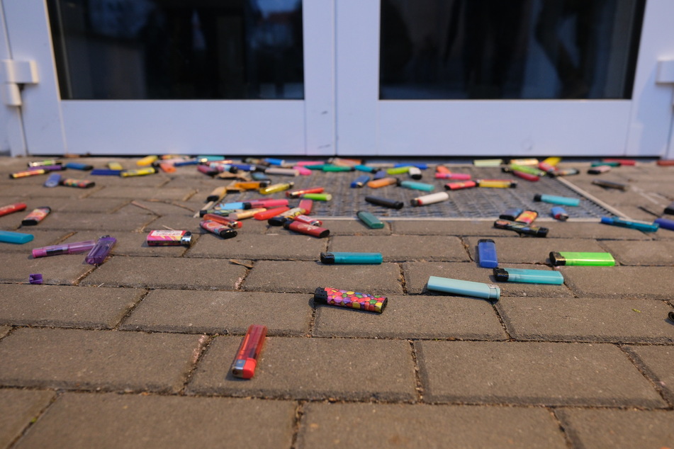 Feuerzeuge liegen vor dem Eingang der Staatsanwaltschaft in Dessau-Roßlau. Teilnehmer einer linken Demonstration hatten sie dort abgelegt, um an den Tod des Asylbewerbers Oury Jalloh zu erinnern.