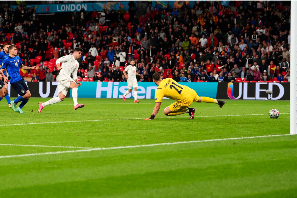 Der Ausgleich in der Schlussphase! Alvaro Morata (M.) überwindet Gianluigi Donnarumma (r.) mit diesem Flachschuss und erzielt das 1:1 für Spanien.