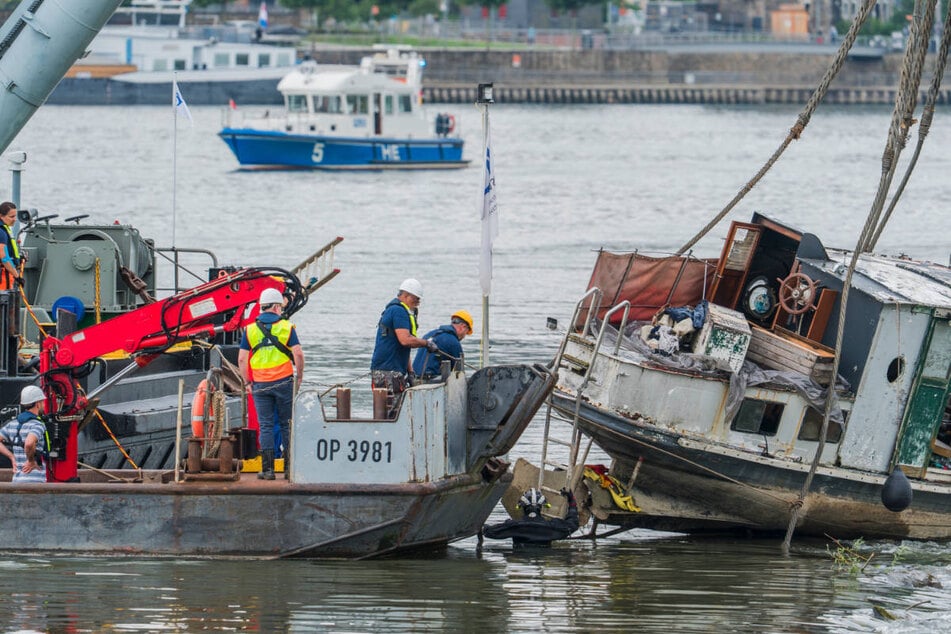 Ein Taucher musste dicke Stahlseile unter dem Boot durchziehen.