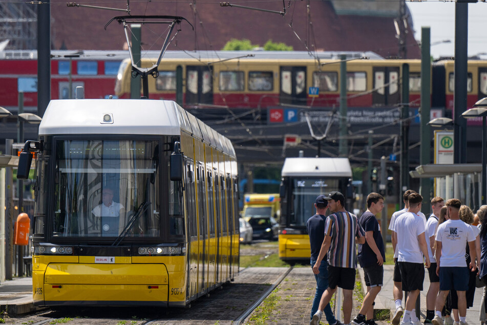 Für knapp 30 Euro im Monat können Fahrgäste Busse, Bahnen und Trams nutzen, so oft sie wollen.