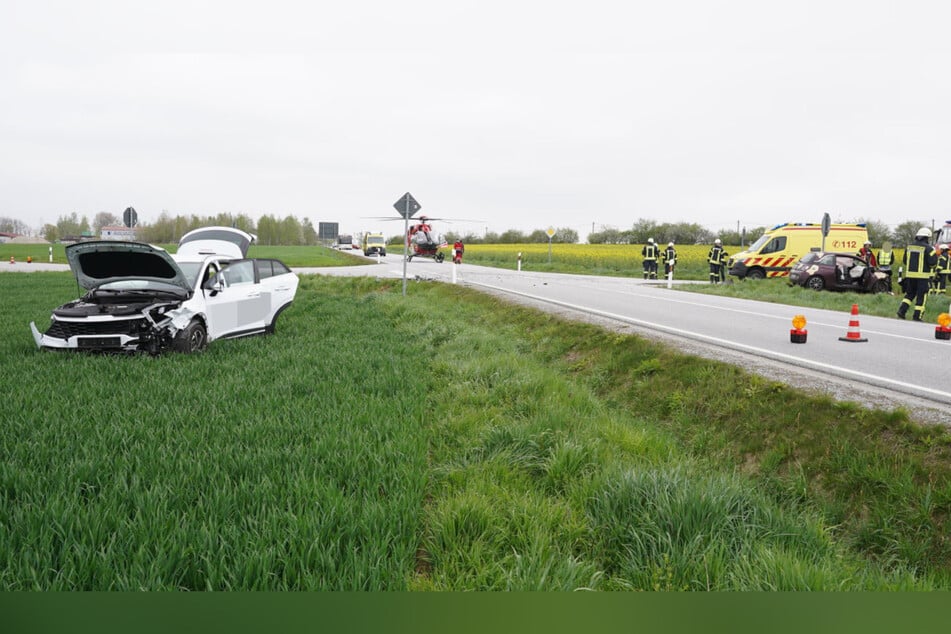 Beide beteiligten Fahrzeuge landeten im Feld. Sachschaden: rund 31.000 Euro.