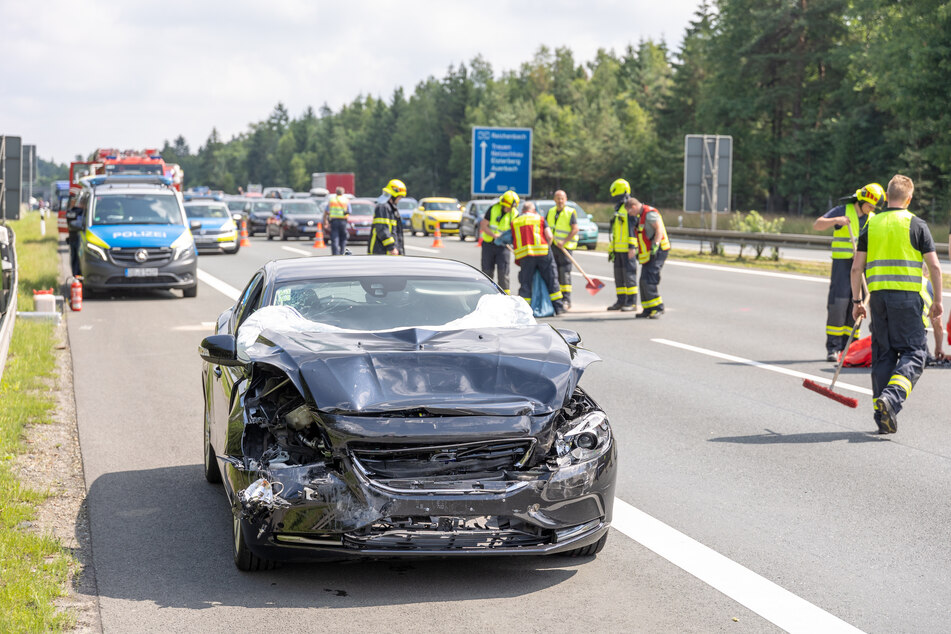 Auf der A72 bei Treuen (Vogtland) kam es am Samstagvormittag zu einem Unfall. Ein Volvo-Fahrer fuhr auf einen VW auf.