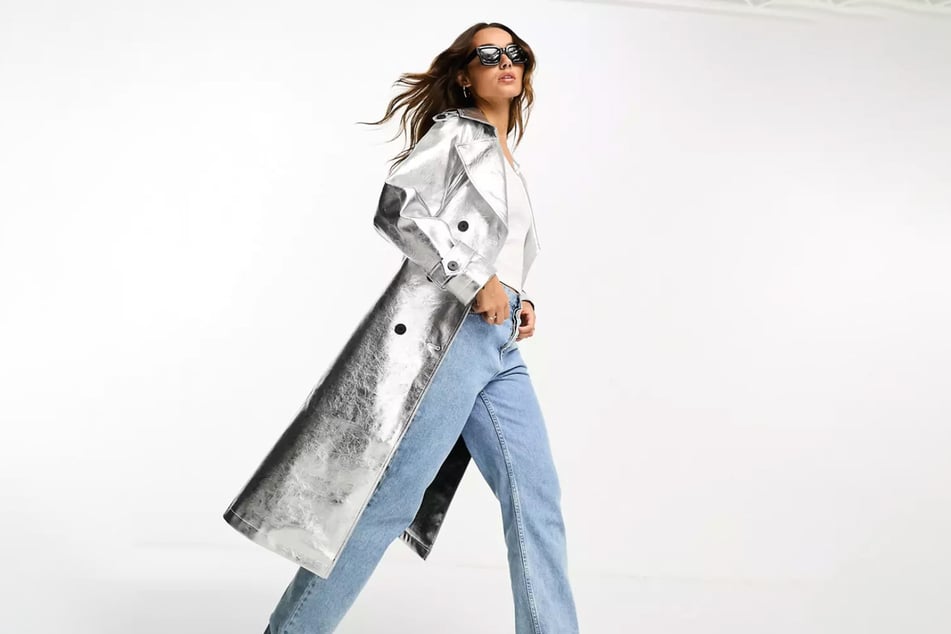 Ein weit geschnittener Trenchcoat im Metallic-Look, wie dieser von ASOS, kreiert einen eleganten, stylischen Herbstlook.