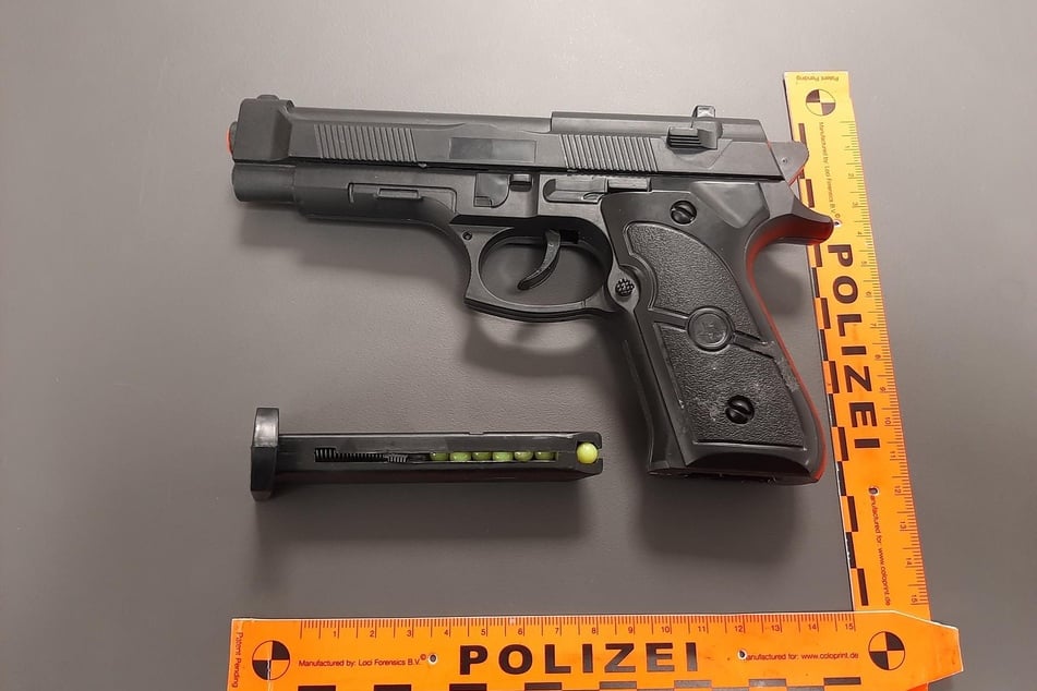 Diese Softairwaffe hatte der 29 Jahre alte Verdächtige am Pasinger Bahnhof dabei.