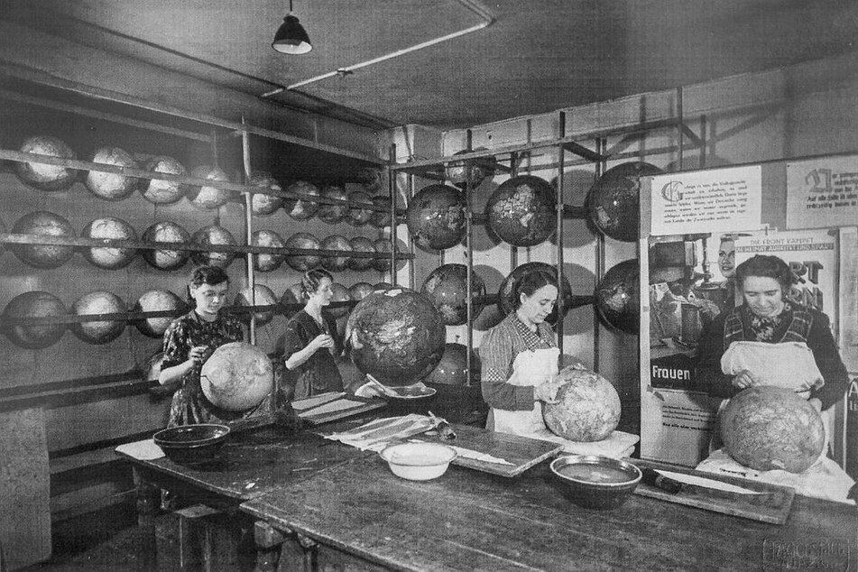Präzisionsarbeit aus Leipzig: Schon in den 1940er-Jahren war die Globus-Produktion Frauensache.