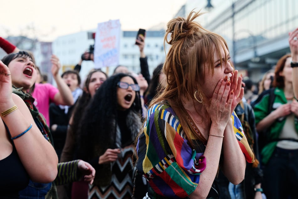 Berlin: Mehrere Demos zum Internationalen Frauentag: Zehntausende ziehen durch Berlin
