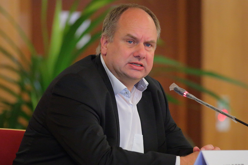OB Dirk Hilbert (50, FDP) stellte ein Ultimatum, Putin den Ball-Orden abzuerkennen.