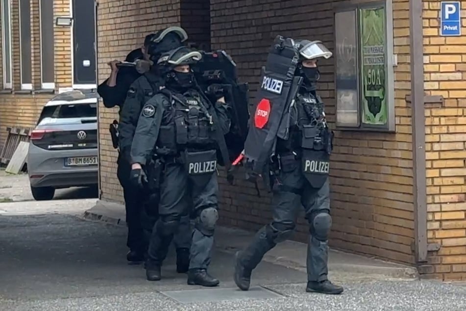 In einem Massagesalon in Hamburg gab es am heutigen Dienstag eine Bedrohungslage. Die Polizei ist mit einem Großaufgebot vor Ort.