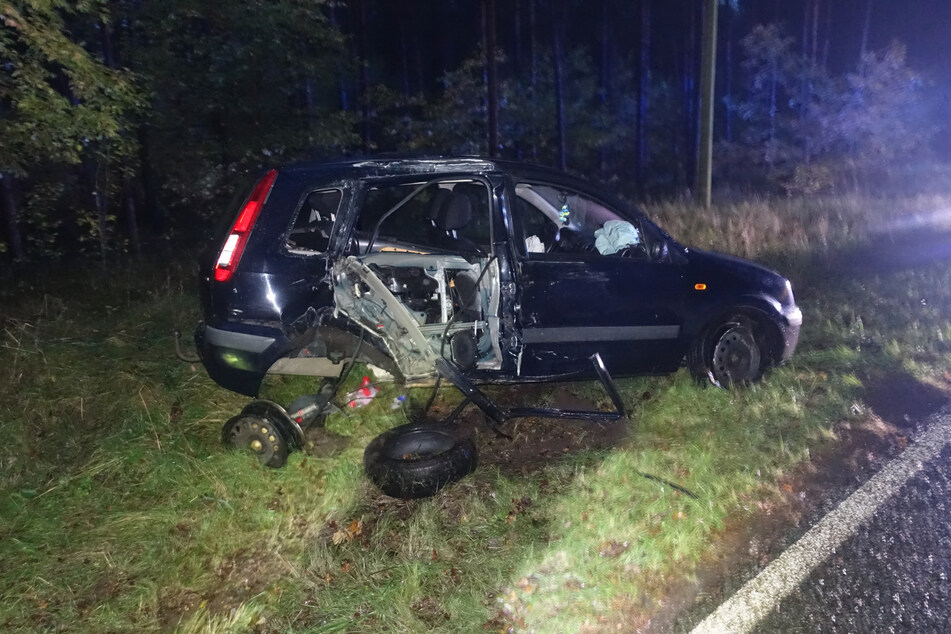 Die Polizei fand dieses verunfallte Auto bei Stendal, doch von dem Autofahrer fehlt jede Spur.