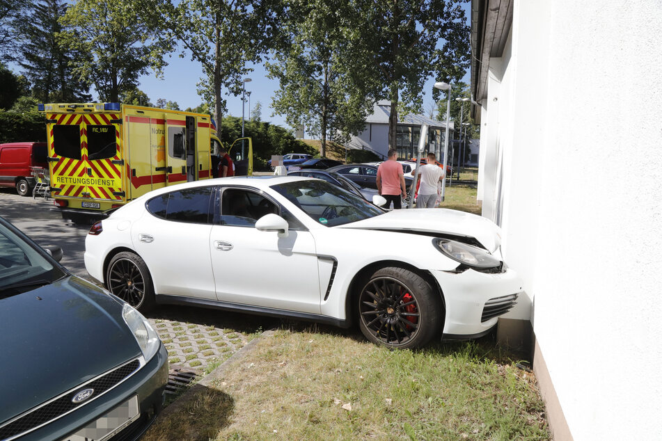 In Chemnitz ist ein Porsche in eine Hauswand gekracht.
