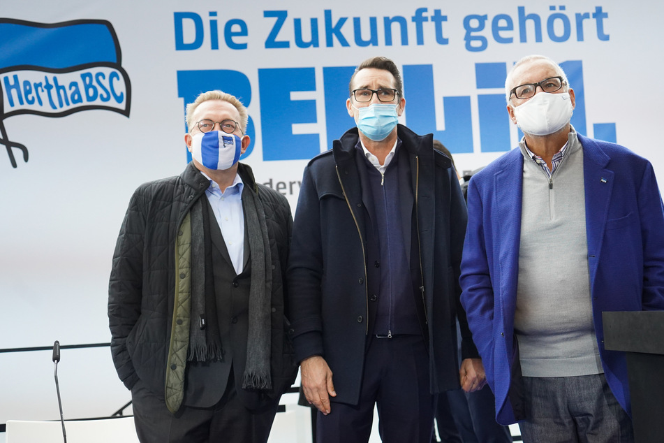 Die Organisatoren der Demonstration fordern den Rücktritt von Hertha-Präsident Werner Gegenbauer (r.) und Manager Michael Preetz (m.).