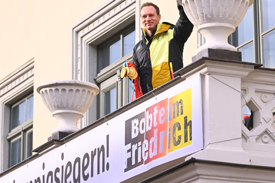 Friedrich winkt vom Balkon in Pirna. Doch leider blieb ihm der große Empfang verwehrt.