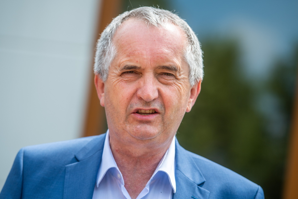Sachsens Regionalminister Thomas Schmidt (60, CDU, Foto l.) will die Mietpreisbremse. Sie soll ab 2022 gelten - aber nicht für den Erstbezug von Neubauten.