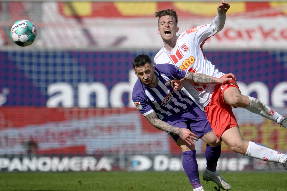 Calogero Rizzuto (29, links) hier noch im Trikot von Erzgebirge Aue im Zweikampf mit Regensburgs Max Besuchkow trägt künftig das Dress des FC Hansa Rostock.