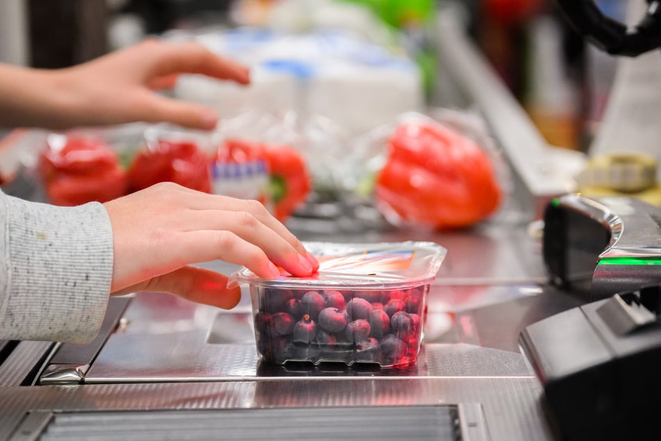 In einem Discounter in Berlin-Spandau sorgte ein Mann (54) für ordentlich Unruhe an der Kasse. (Symbolbild)