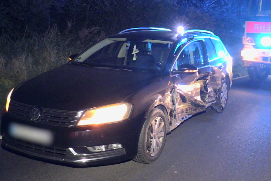 Der schwarze VW wurde bei dem Unfall an der linken Seite stark beschädigt.