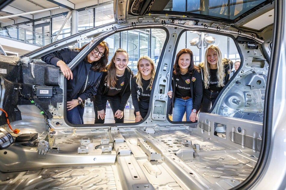Heike Ullrich (56, l.), DFB-Vizepräsidentin für Frauen- und Mädchenfußball freut sich über die Entwicklungen in Dresden.
