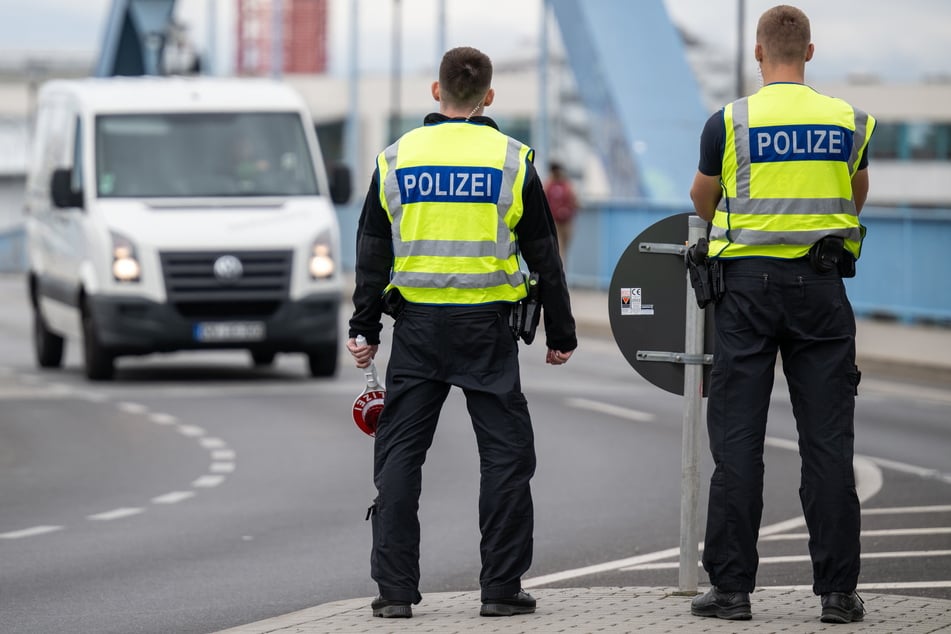 Polizisten stehen an der deutsch-polnischen Grenze.