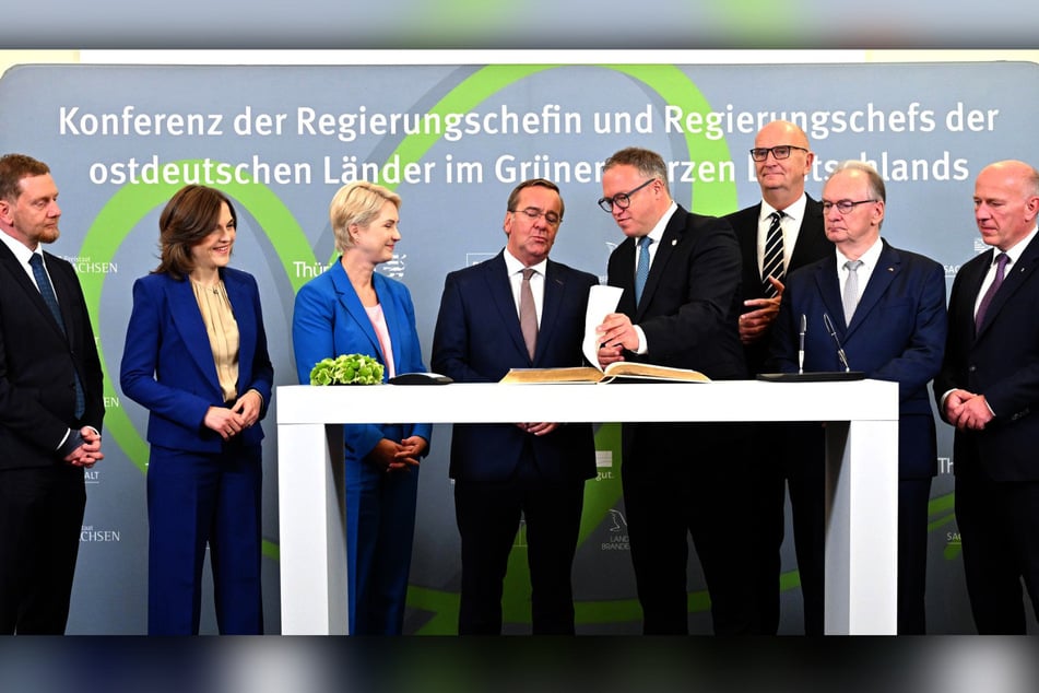 Von links: Sachsen-MP Michael Kretschmer (50, CDU), Ostbeauftragte Elisabeth Kaiser (38, SPD), MV-MP Manuela Schwesig (51, SPD), Verteidigungsminister Boris Pistorius (65, SPD), Thüringen-MP Mario Voigt (48, CDU), Brandenburg-MP Dietmar Woidke (63, SPD), Sachsen-Anhalt-MP Reiner Haseloff (71, CDU), Berlins Bürgermeister Kai Wegner (53, CDU).