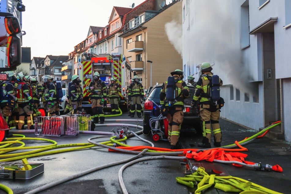 Zwei Schwerverletzte: Kellerbrand erschüttert Mehrfamilienhaus in Solingen