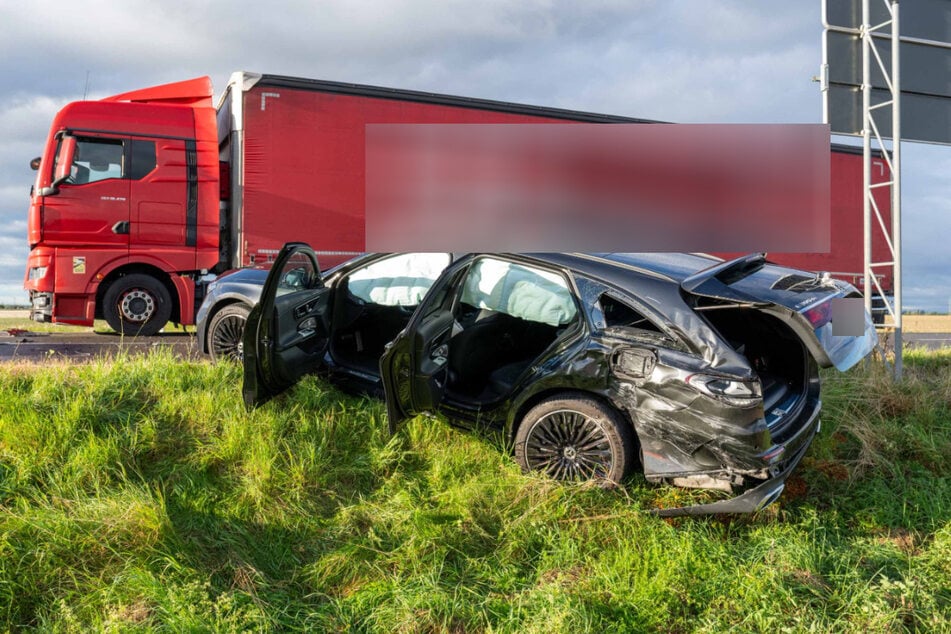 Der Laster traf das Auto mit voller Wucht auf der linken Rückseite. Der Mercedes wurde dadurch in die Böschung geschleudert.