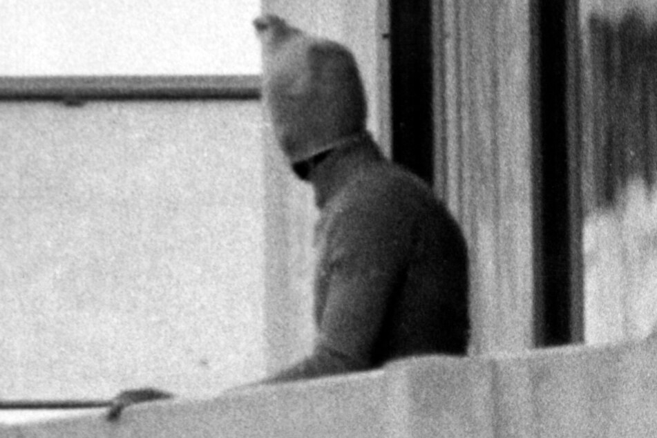 Ein vermummter arabischer Terrorist war 1972 auf dem Balkon des israelischen Mannschaftsquartiers im Olympischen Dorf zu sehen. (Archivbild)