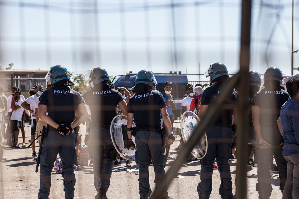 Juli 2020: Italienische Polizisten stehen in Porto Empedocle vor tunesischen Migranten. Neben Sizilien ist die Insel Lampedusa Ziel vieler flüchtender Menschen.