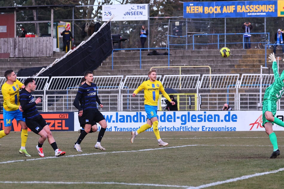 Marius Gersbeck im Kasten der Gäste nahm einige schwere Dinger weg.