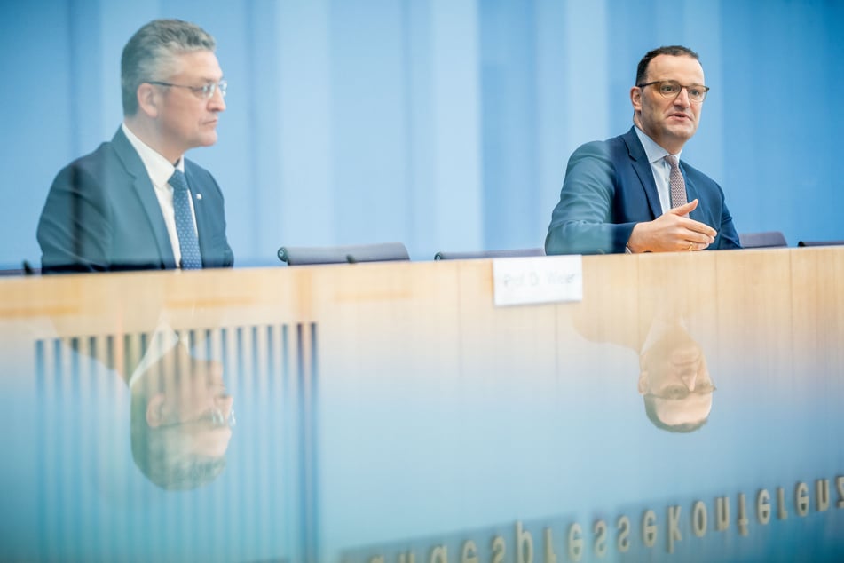 RKI-Präsident Lothar Wieler (60) und Bundesgesundheitsminister Jens Spahn (40, CDU) haben den geplanten Stopp von Präsenzunterricht ab einer Corona-Inzidenz von 200 als unzureichend kritisiert.