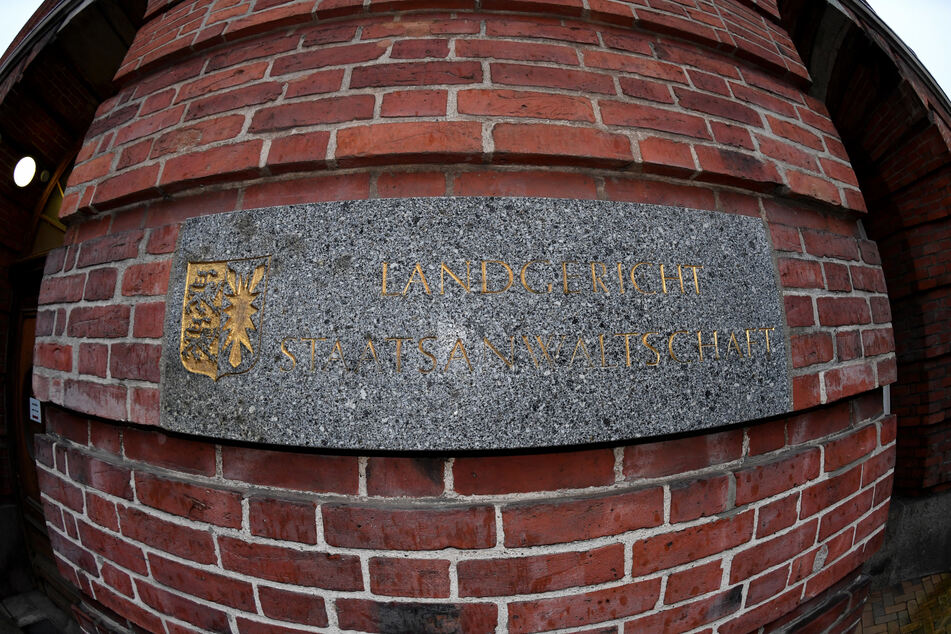 Ein Schild ist am Gerichtsgebäude in Kiel zu sehen. Die Staatsanwaltschaft ermittelt wegen versuchter Tötung. (Archivbild)