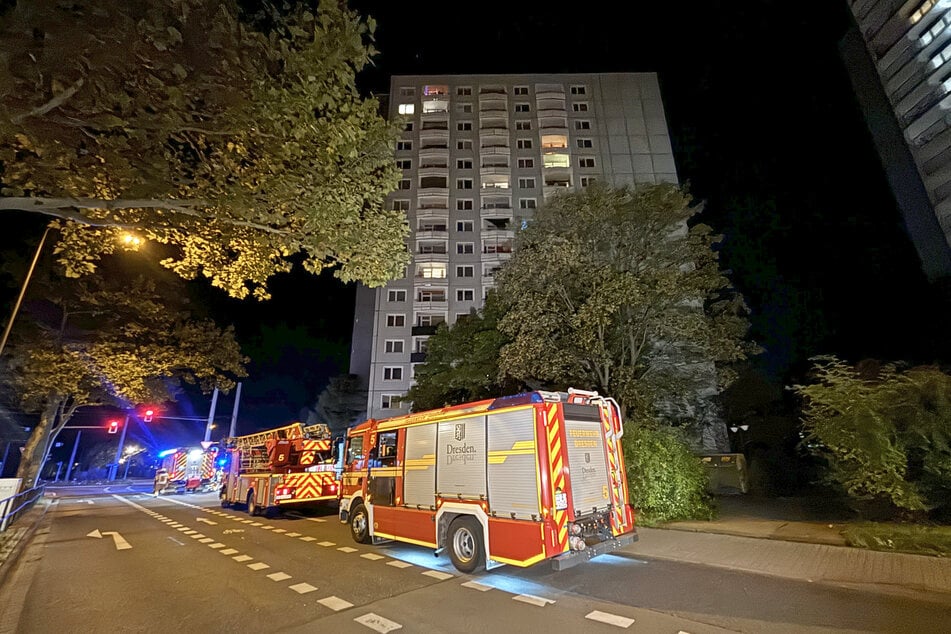 Die Dresdner Feuerwehr hatte sich mit mehreren Einsatzwagen auf den Weg nach Prohlis gemacht.