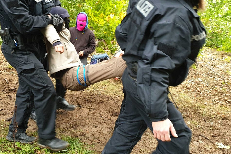 Keine Ruhe im Herrenwald: Polizei entfernt Zelt von Umweltaktivisten